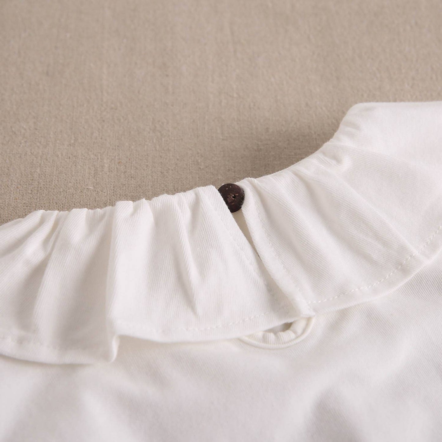 T-shirt blanc en coton à col volanté pour fille