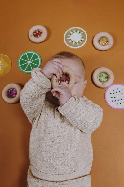 Hochet sensoriel Sensory Donut fraises