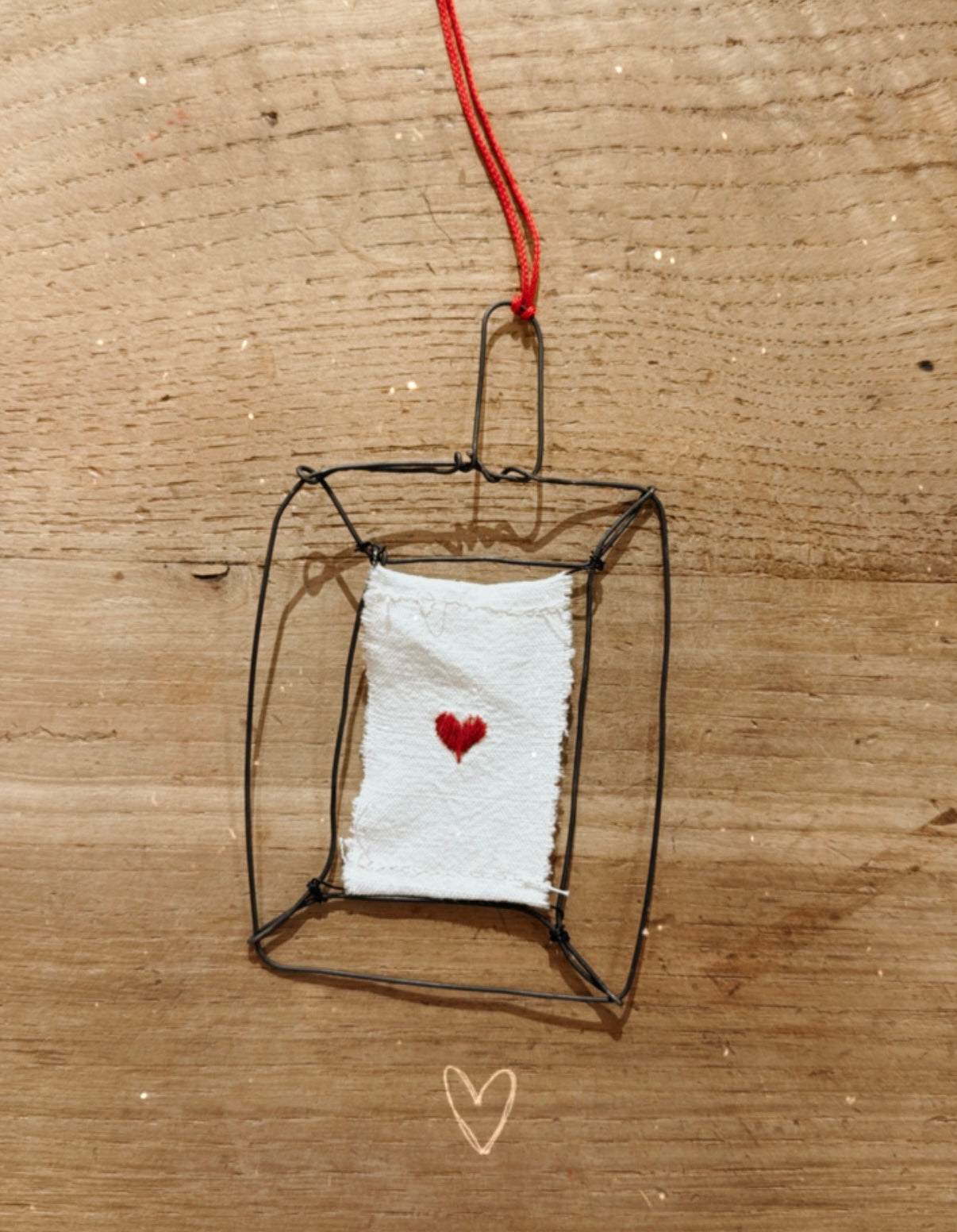 Cadre en fil de fer avec broderie cœur ❤️