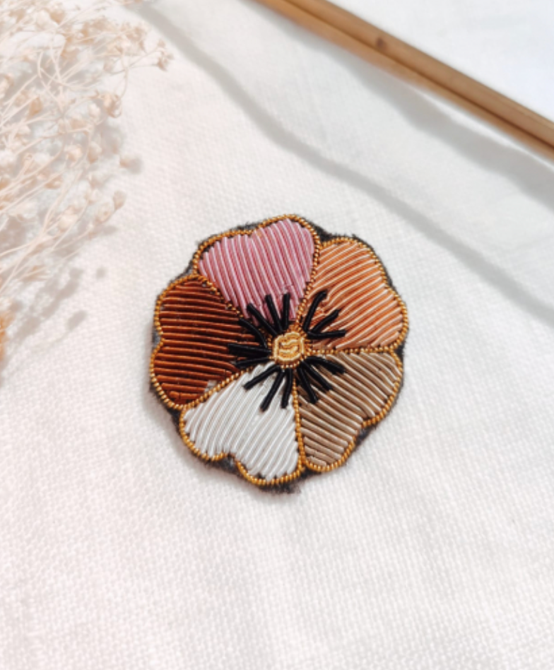 Broche brodée fleur en couleurs