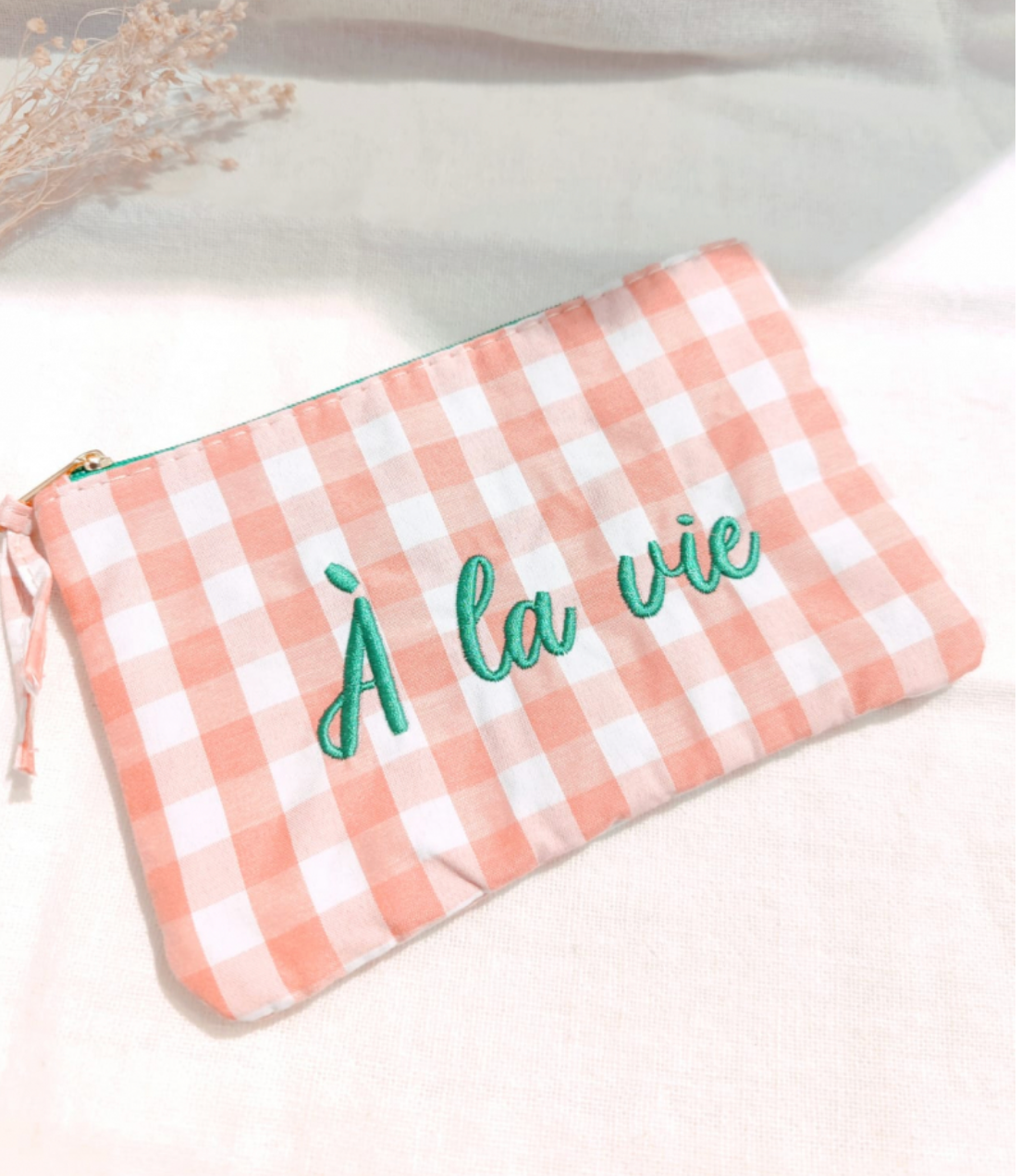 Pochette vichy brodée à la vie rose