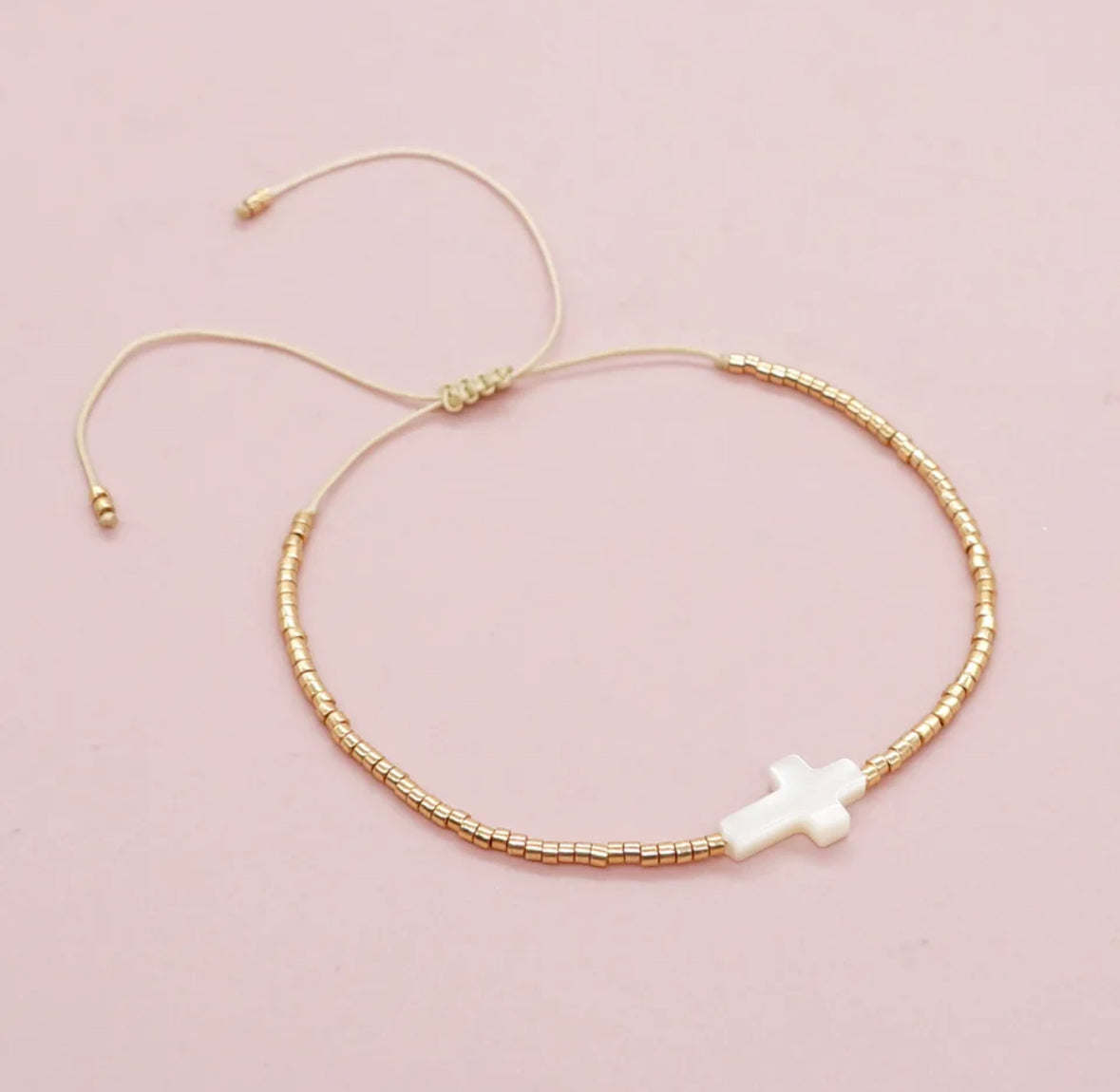 Bracelet doré et croix nacre blanche