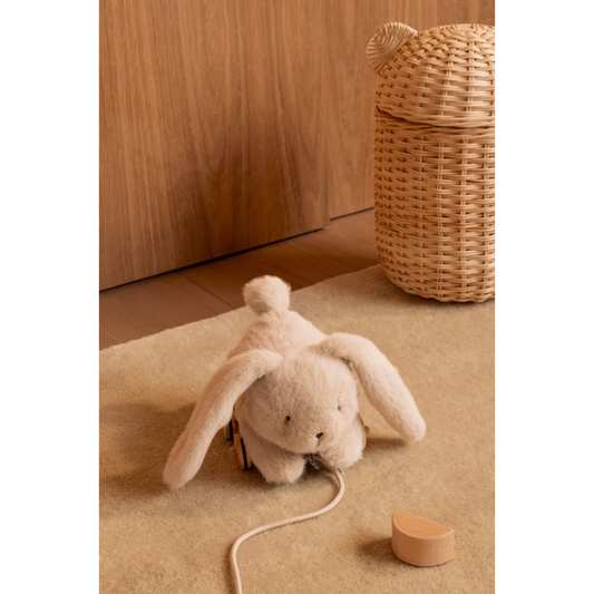 Lapin en peluche à tirer