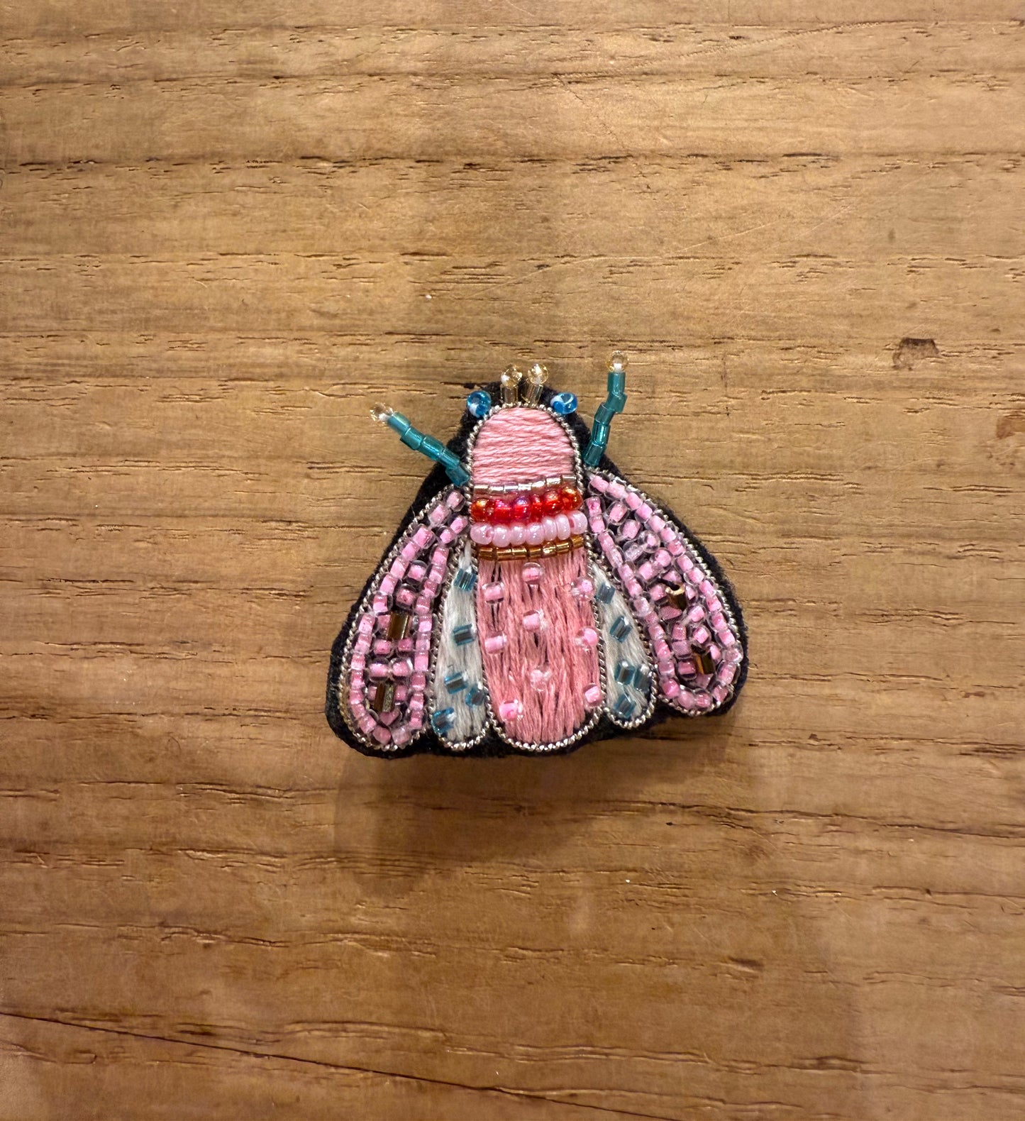 Broche brodée insecte rose