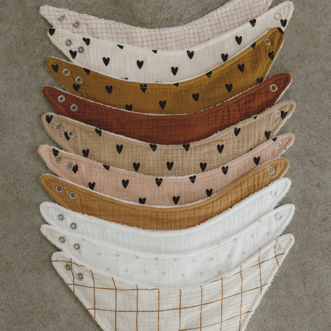 Bavoir Bandana gaze coeurs écru