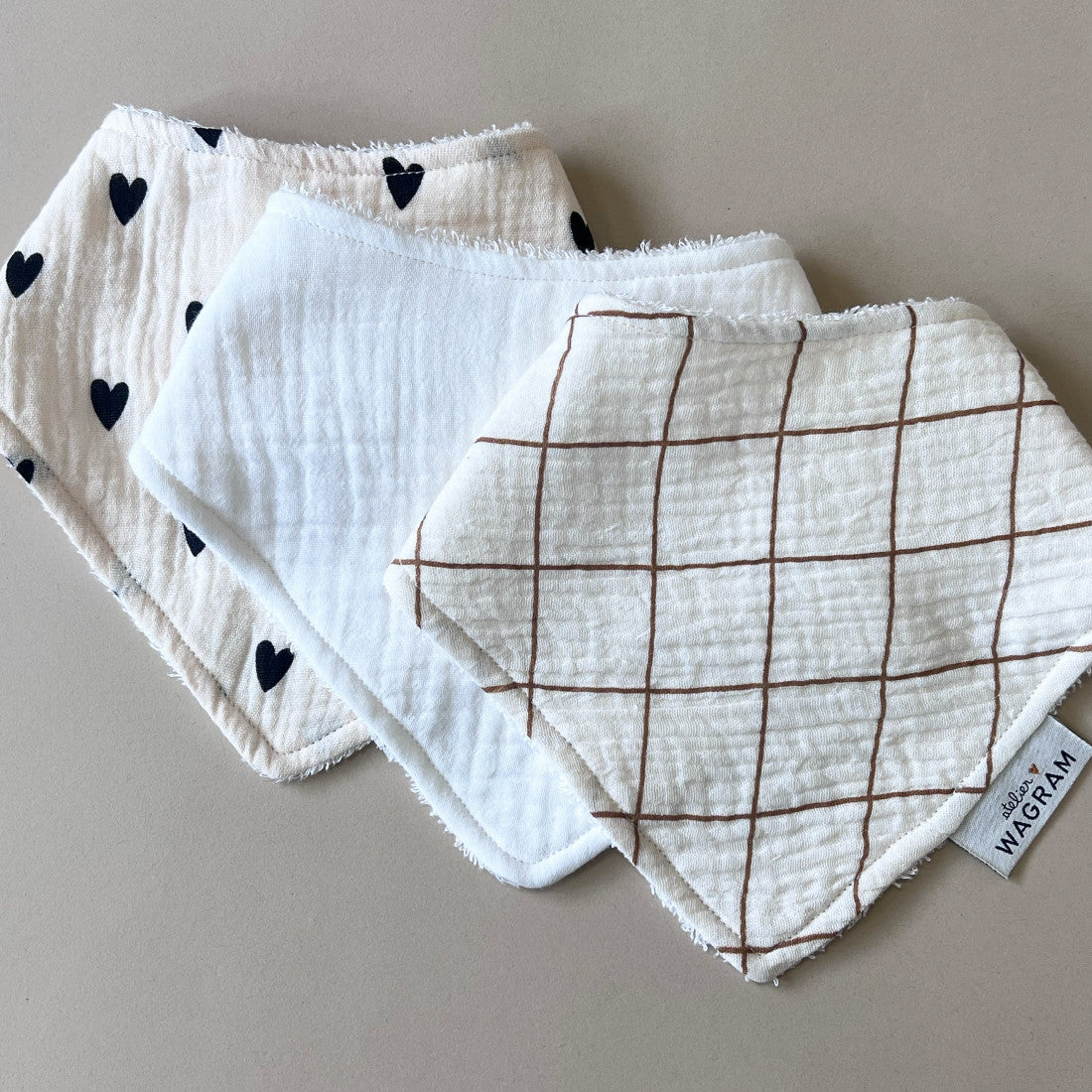 Bavoir Bandana gaze coeurs écru