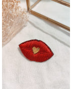 Broche brodée bouche coeur rouge