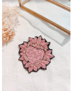 Broche brodée coeur avec feuilles rose