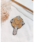 Broche brodée croix avec coeur jaune