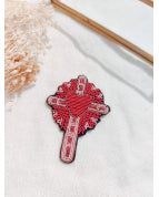 Broche brodée croix avec coeur rose