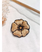 Broche brodée fleur doré