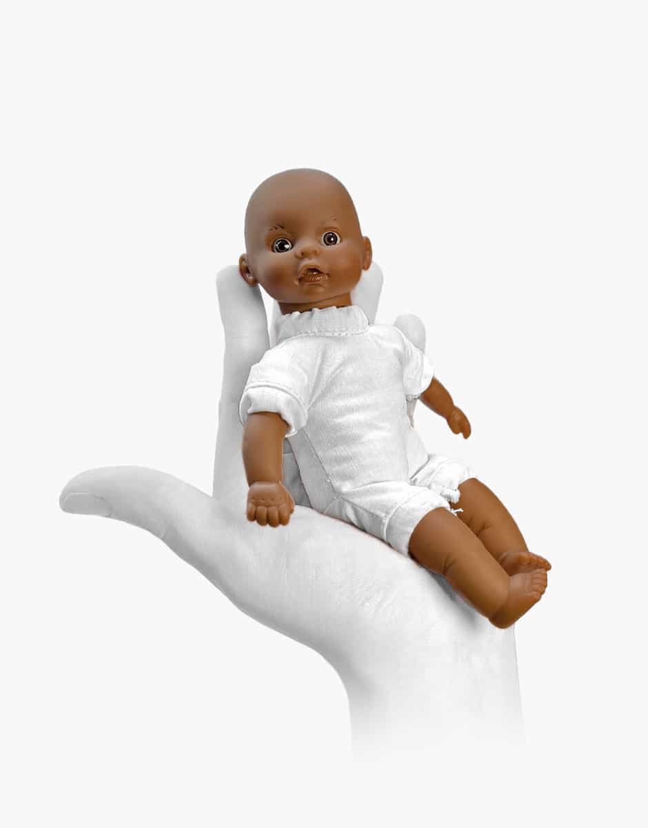 Minis – Téa aux yeux clairs et son couffin Vichy rose pétale