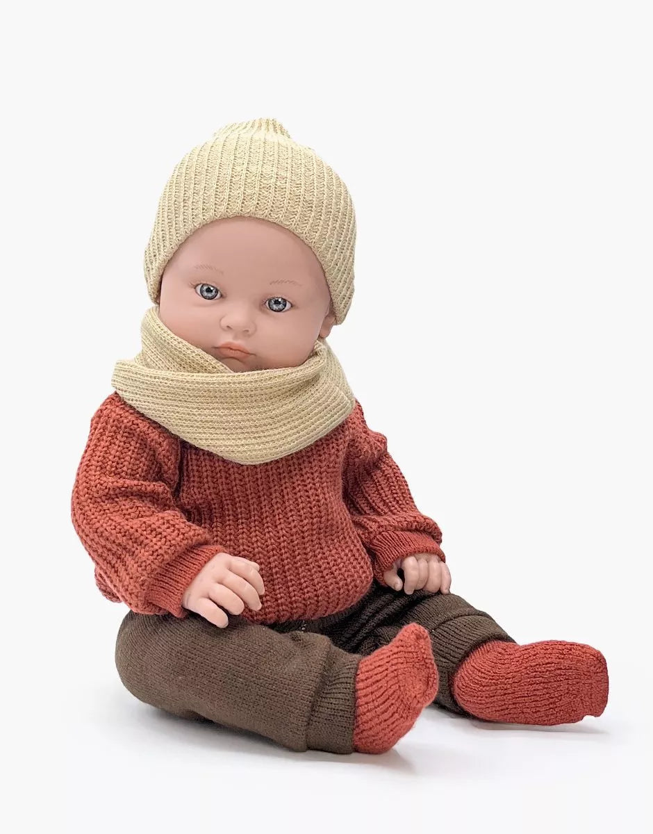 Bébé Yann, poupon Bambinis 47cm habillé de ses habits d’hiver avec pull en maille rouge Bordeaux