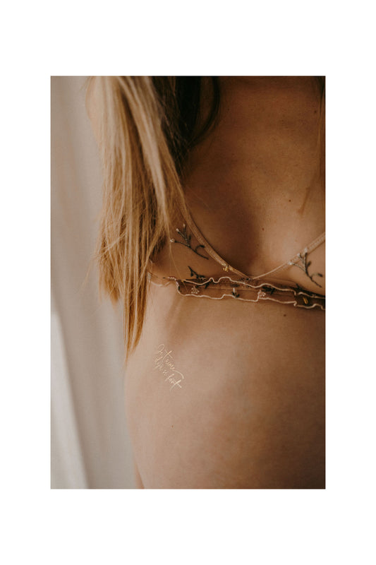 Tatouages de grossesse doré