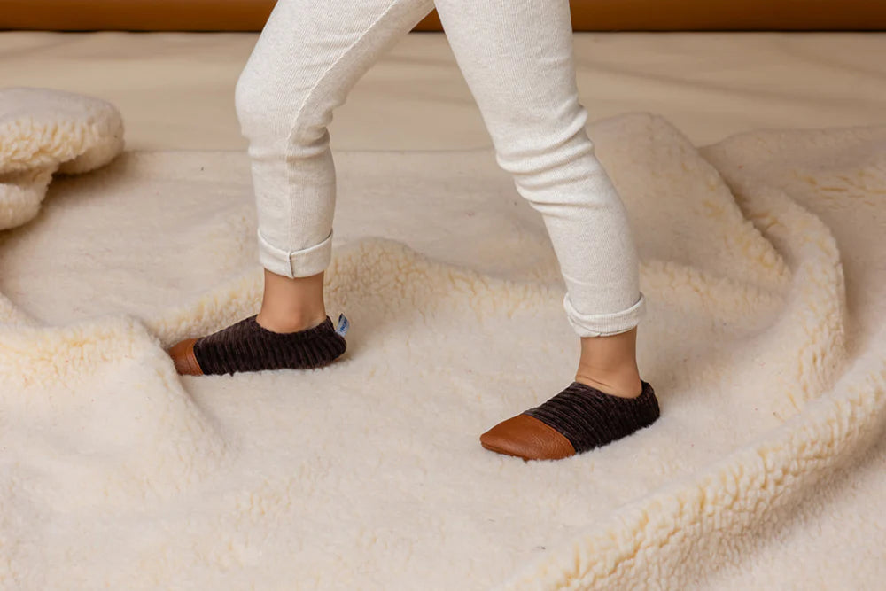 Les Pas Petits : Chaussons fourrés velours marron