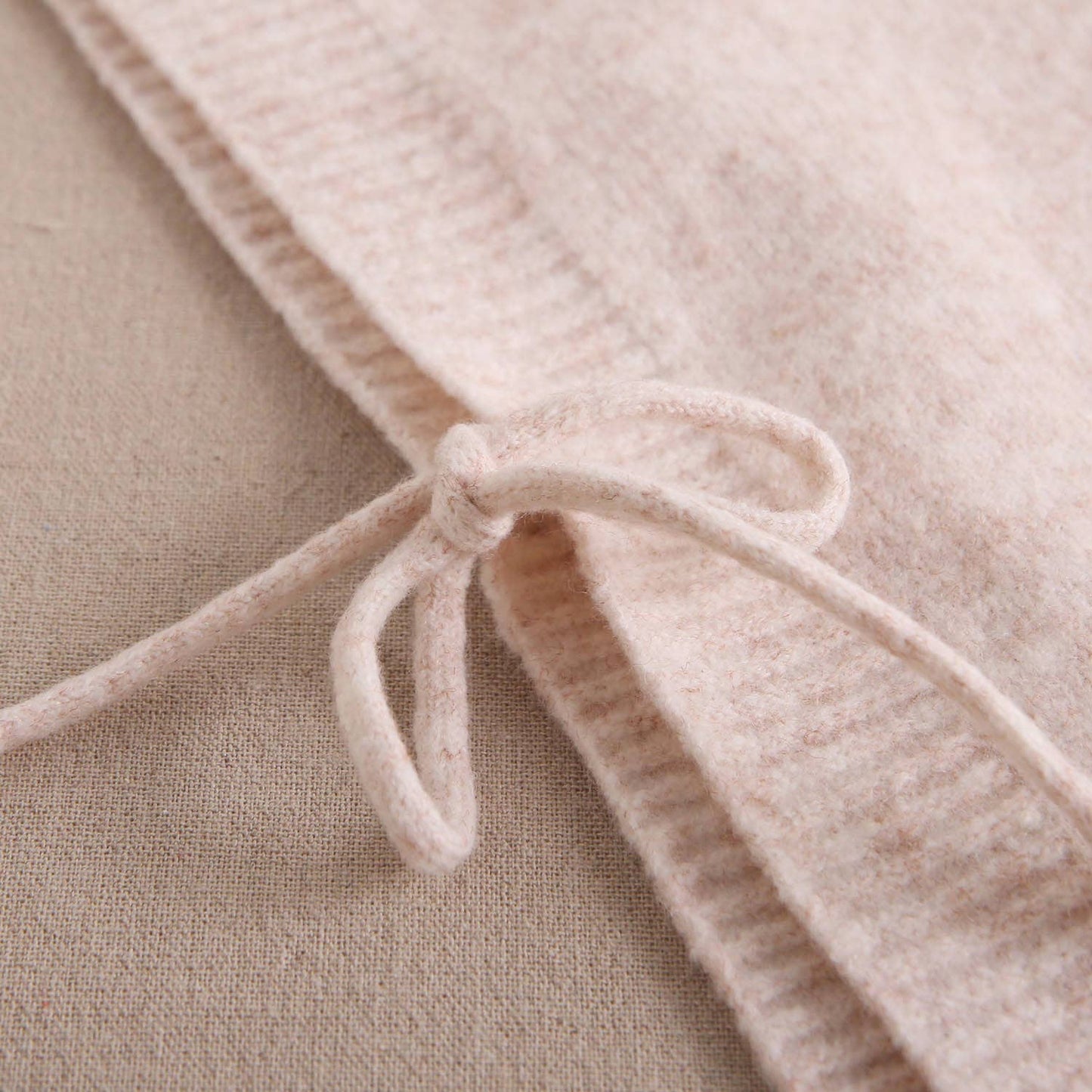 Gilet en tricot beige pour fille avec liens