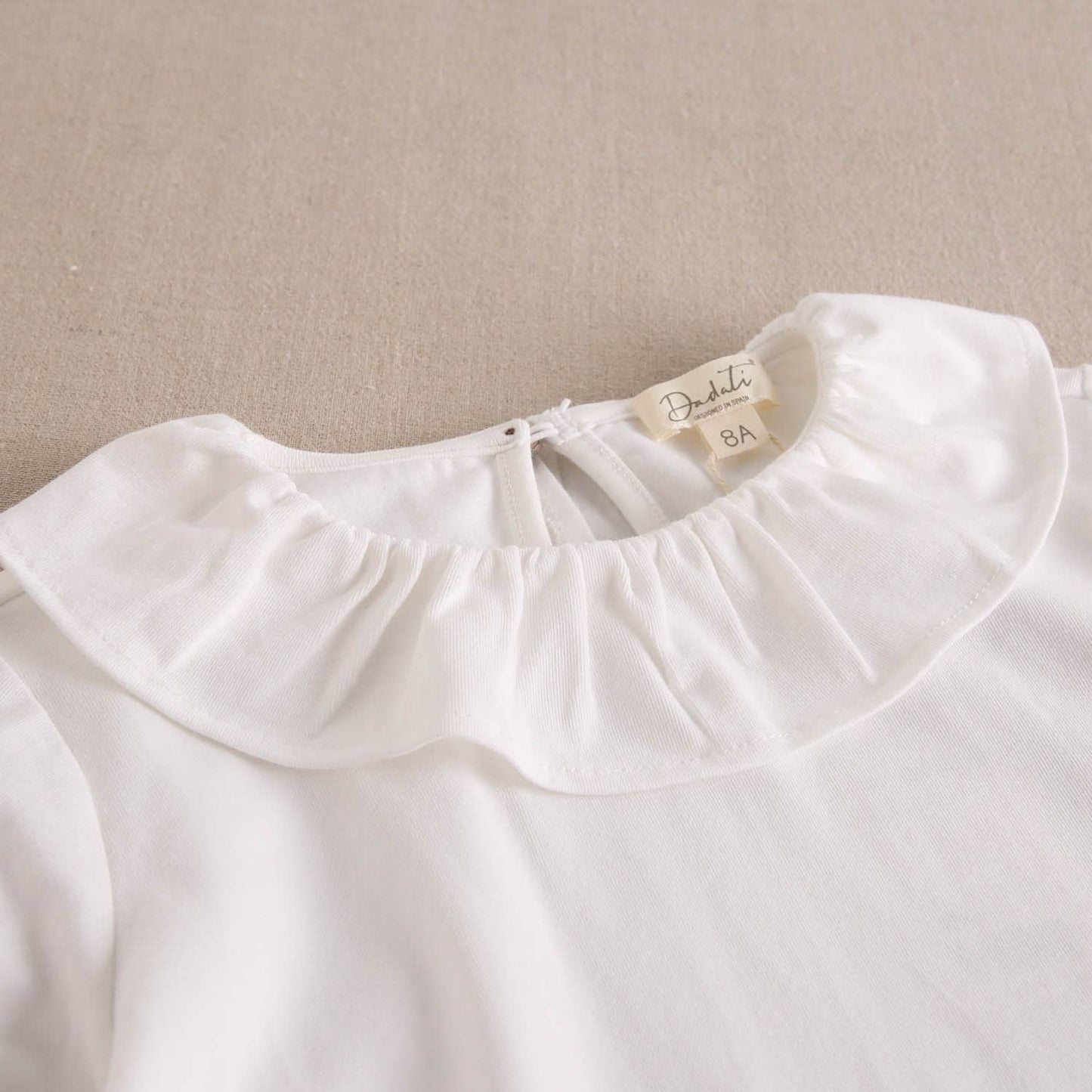 T-shirt blanc en coton à col volanté pour fille