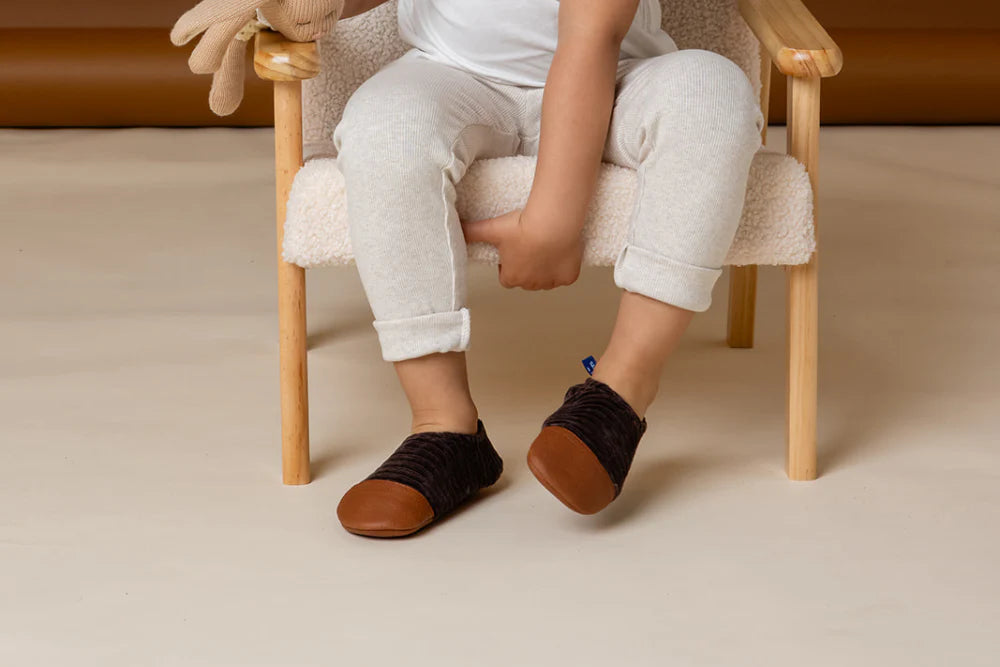 Les Pas Petits : Chaussons fourrés velours marron