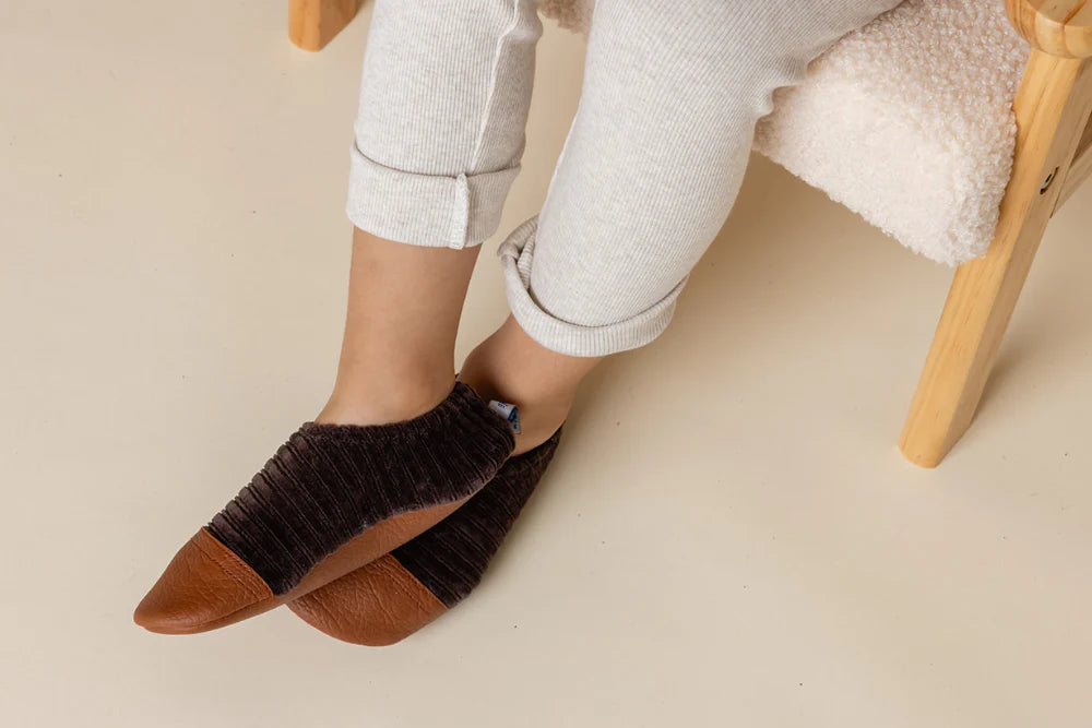 Les Pas Petits : Chaussons fourrés velours marron