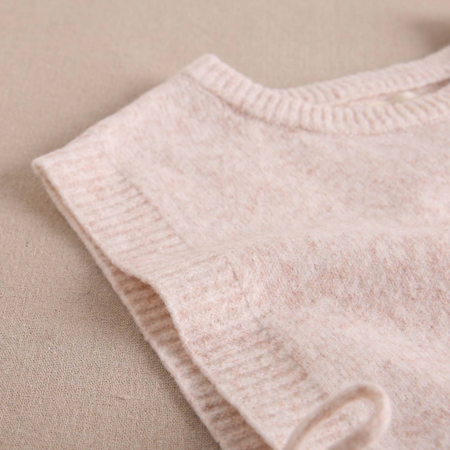 Gilet en tricot beige pour fille avec liens