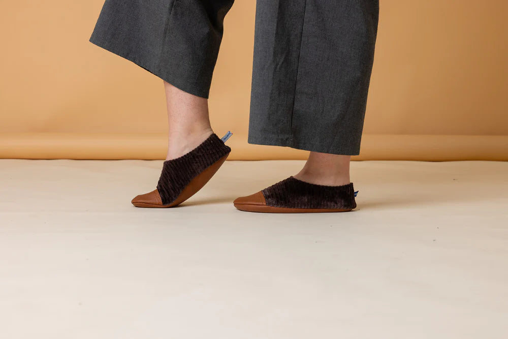 Les Pas Petits : Chaussons fourrés velours marron