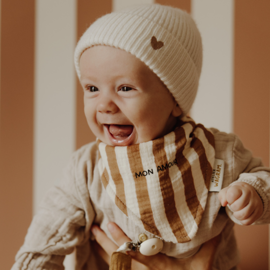 Bonnet écru en laine avec 🖤