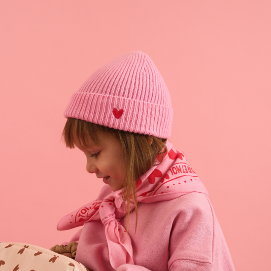 Bonnet rose en laine avec 🖤
