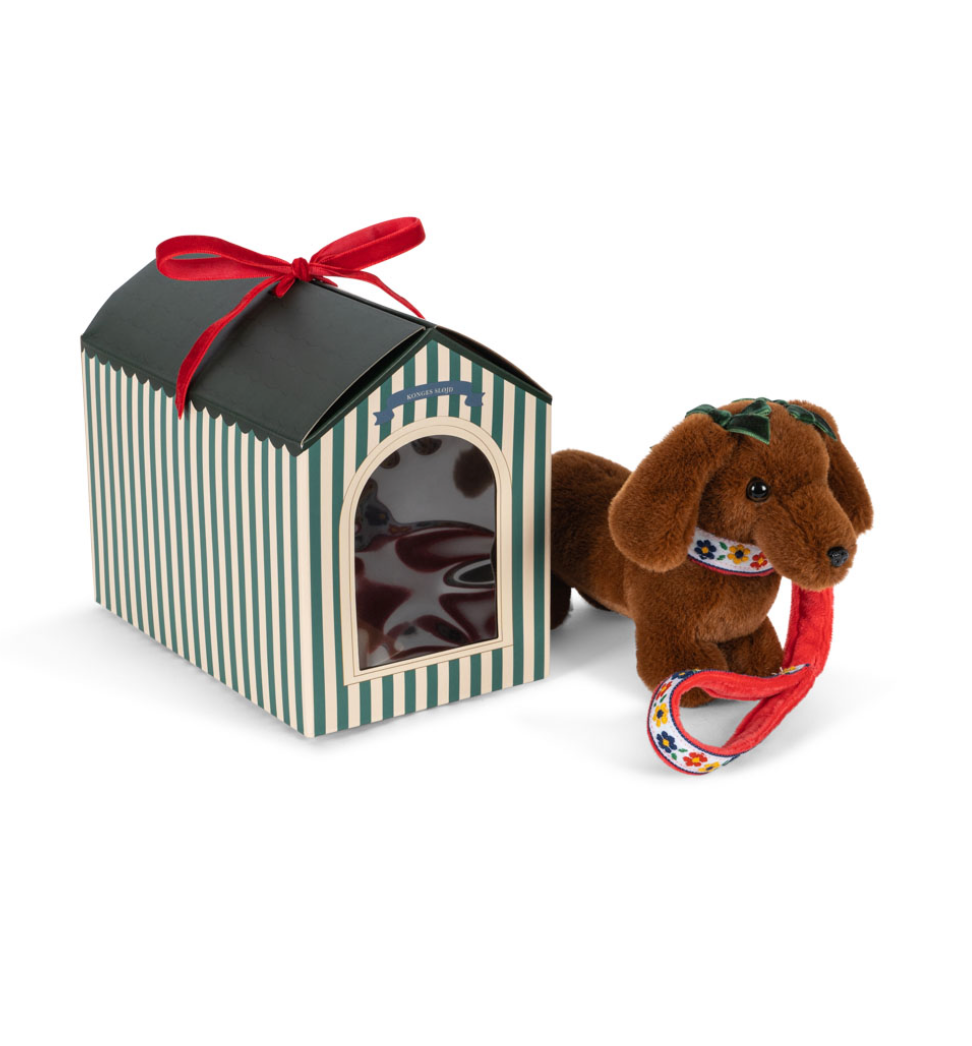 Petit teckel en peluche avec sa niche