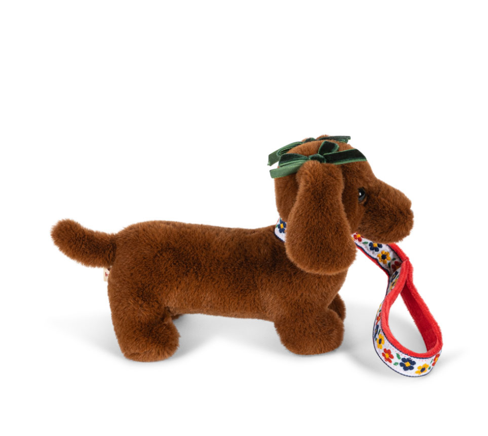 Petit teckel en peluche avec sa niche