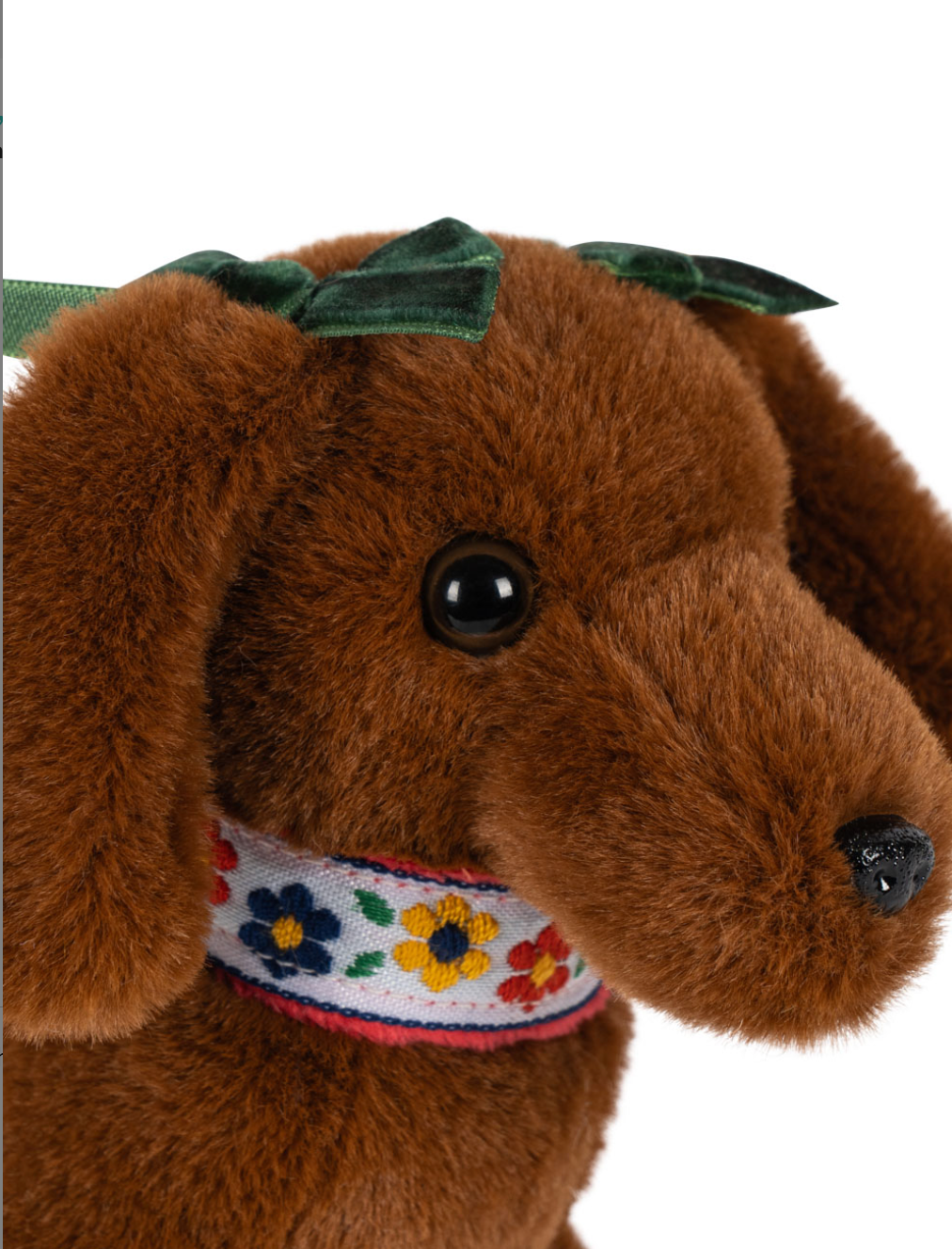 Petit teckel en peluche avec sa niche