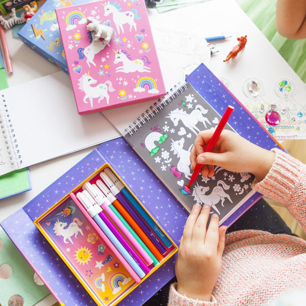 Set de coloriage carnet, feutres et autocollants