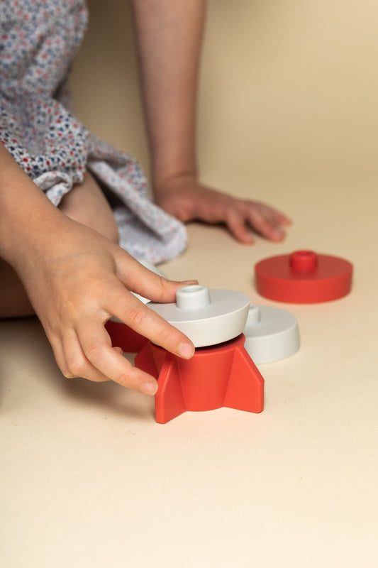 Vaisseau spatial rouge et blanc