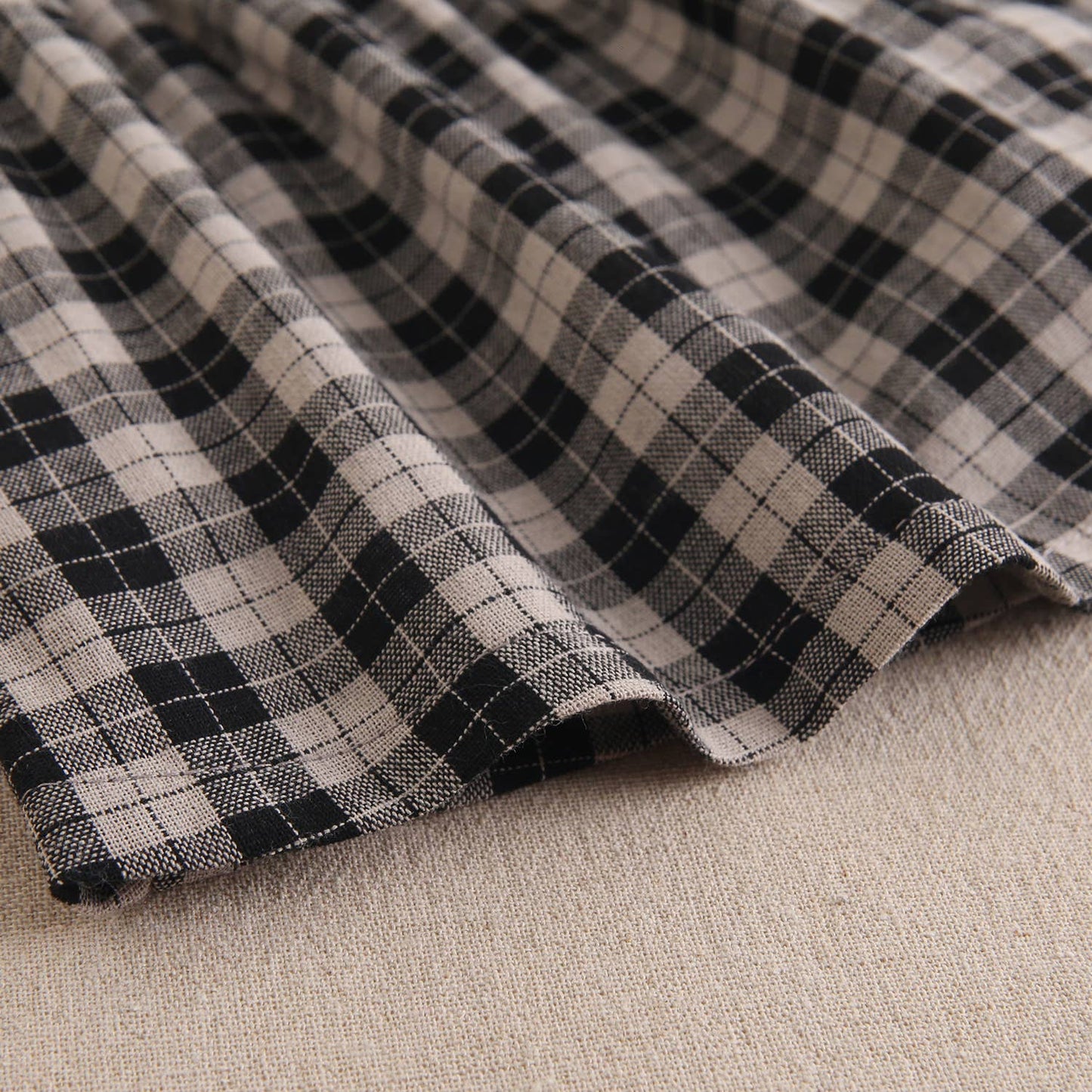 Robe pour bébé en beige clair et carreaux noirs