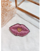 Broche brodée bouche coeur rose