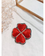 Broche brodée trèfle rouge