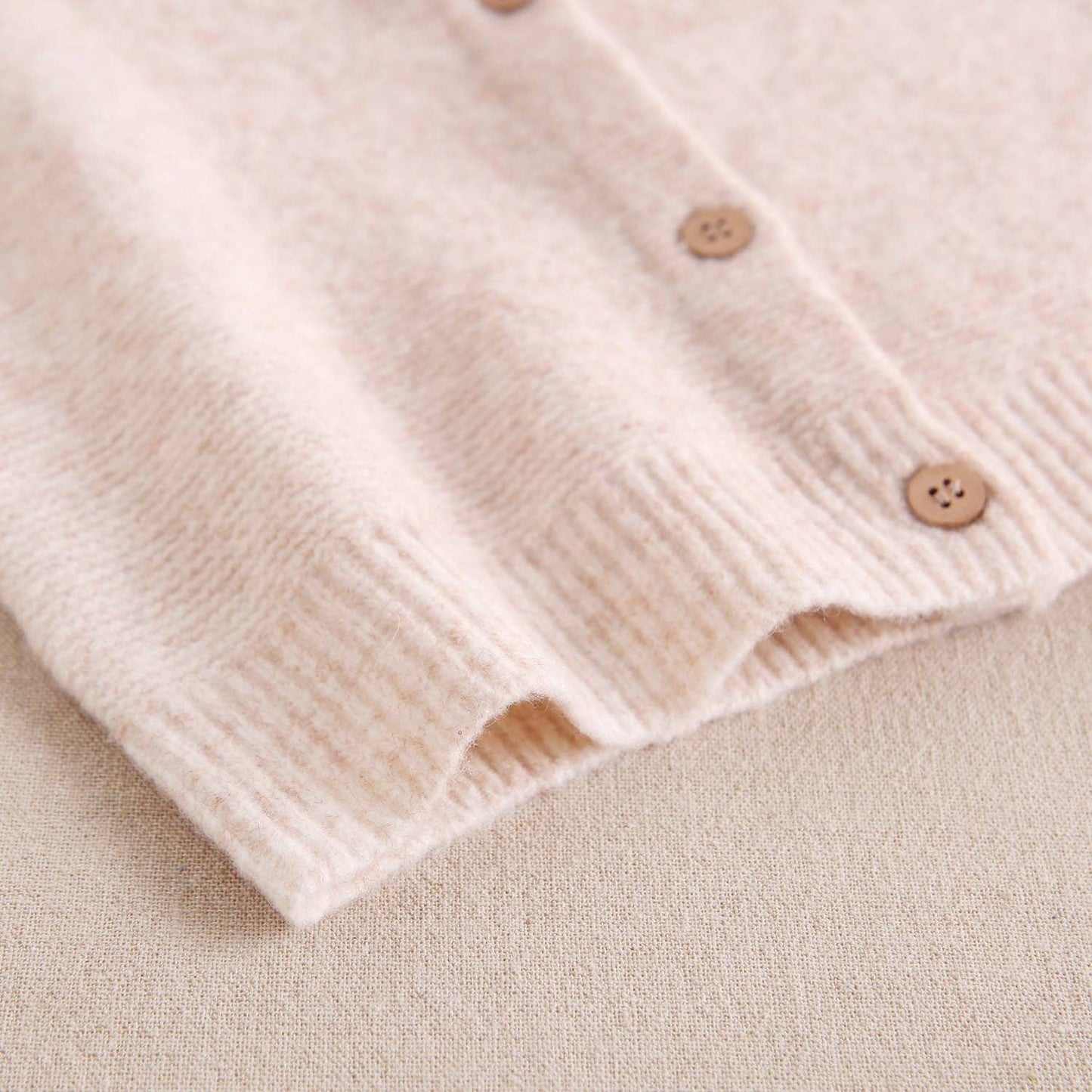 Veste en maille beige avec boutons en bois