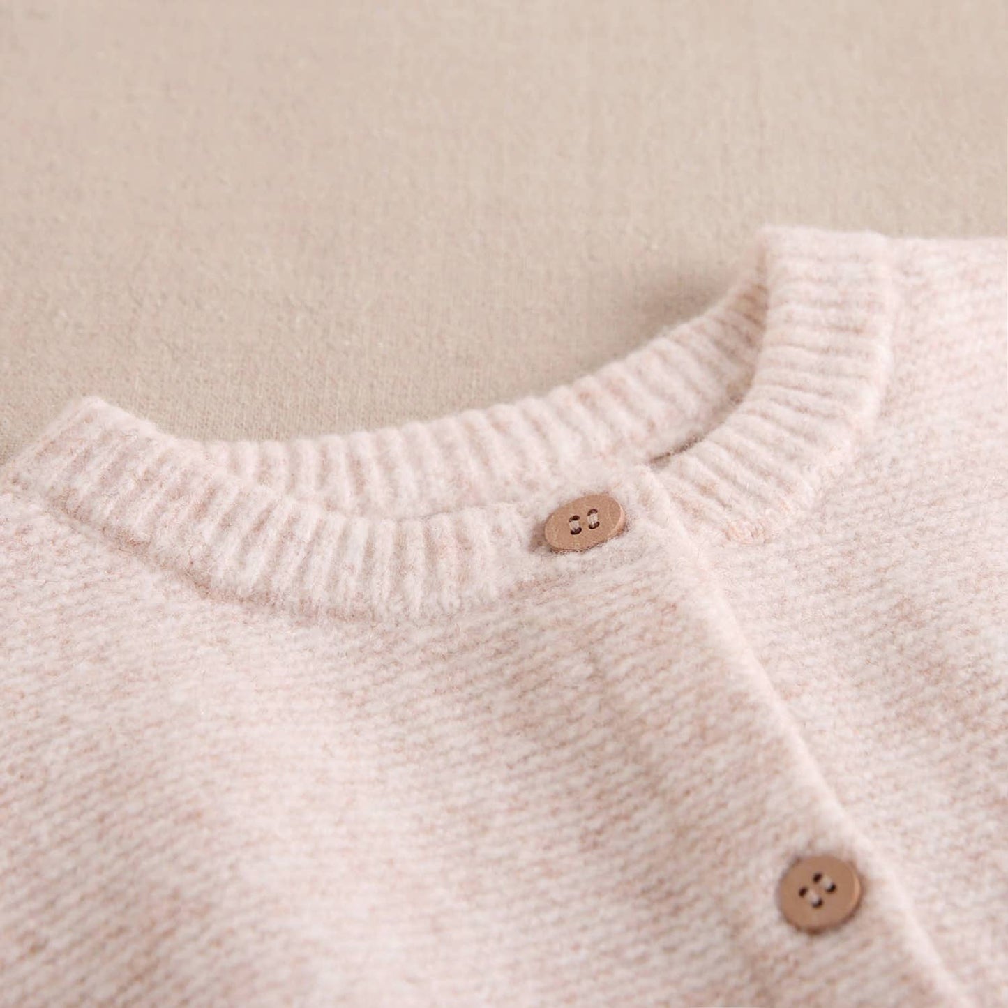 Veste en maille beige avec boutons en bois