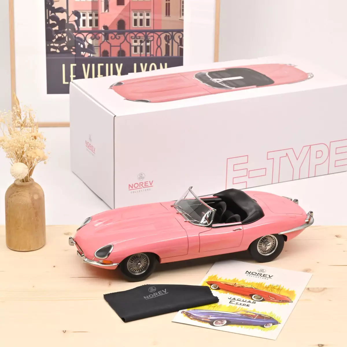 Jaguar Type E Cabriolet 1962 Rose 1/12