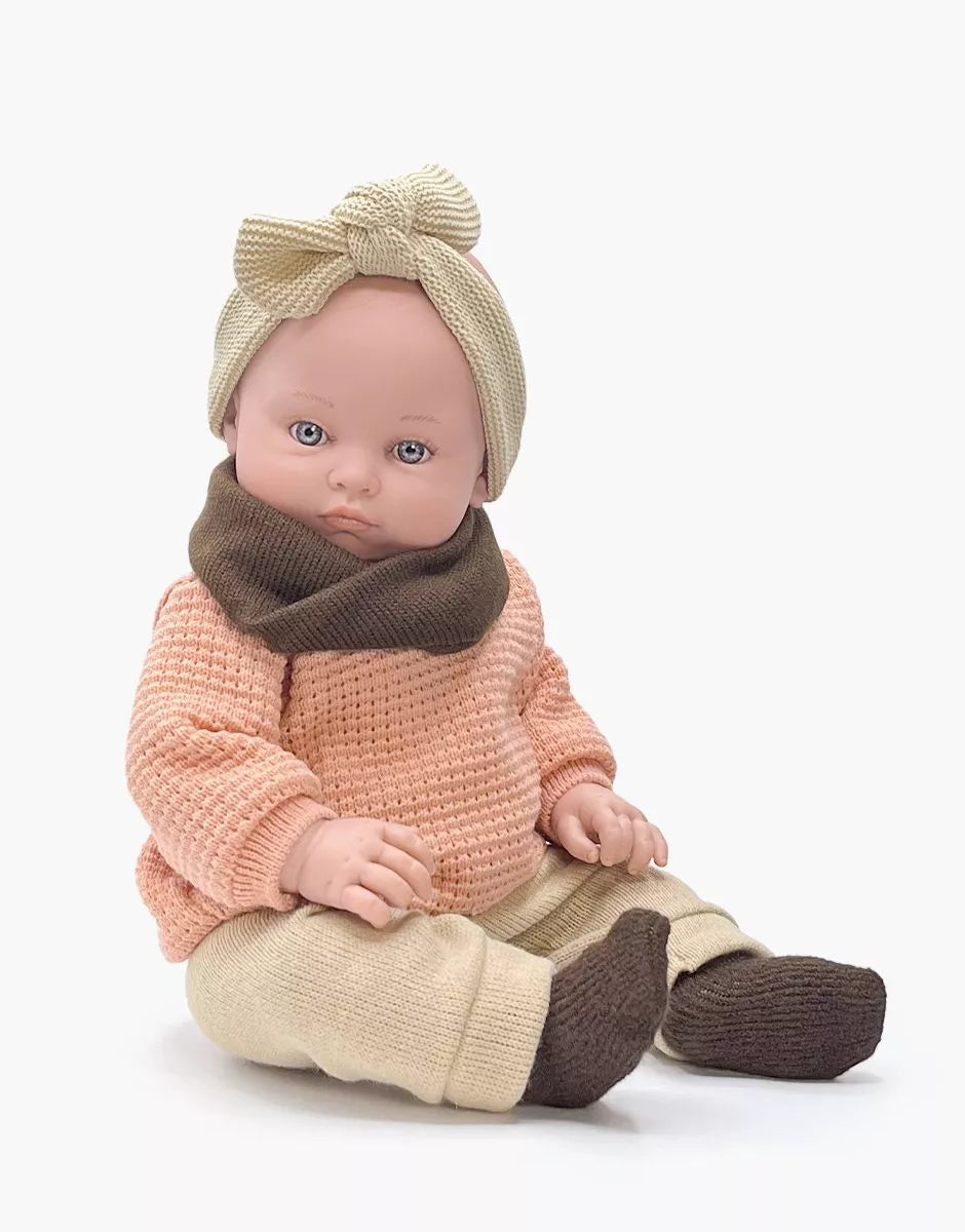 Bébé Yaëlle, poupée Bambinis 47cm habillée de ses habits d’hiver avec pull en maille rose