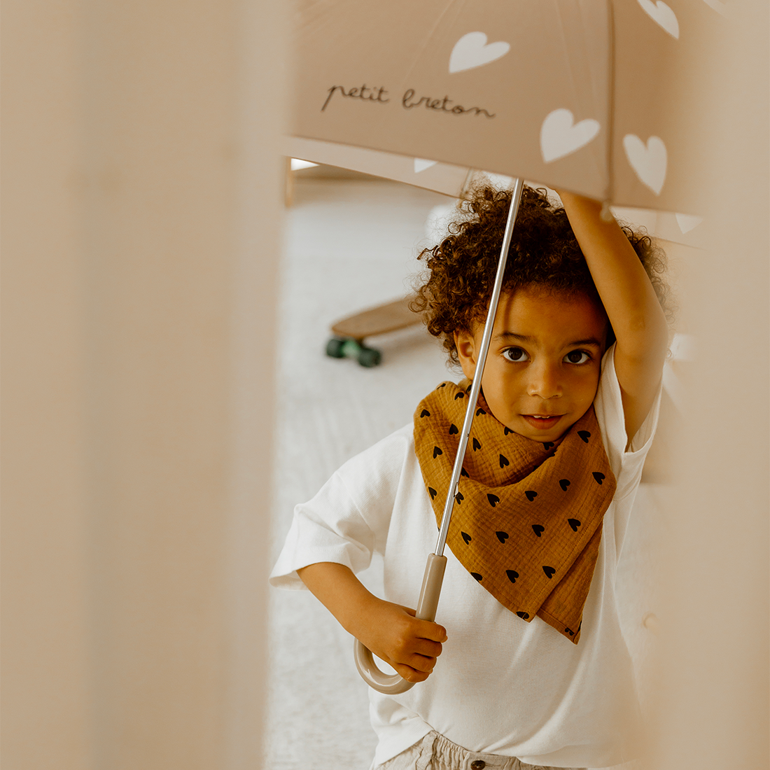 Parapluie beige à coeurs