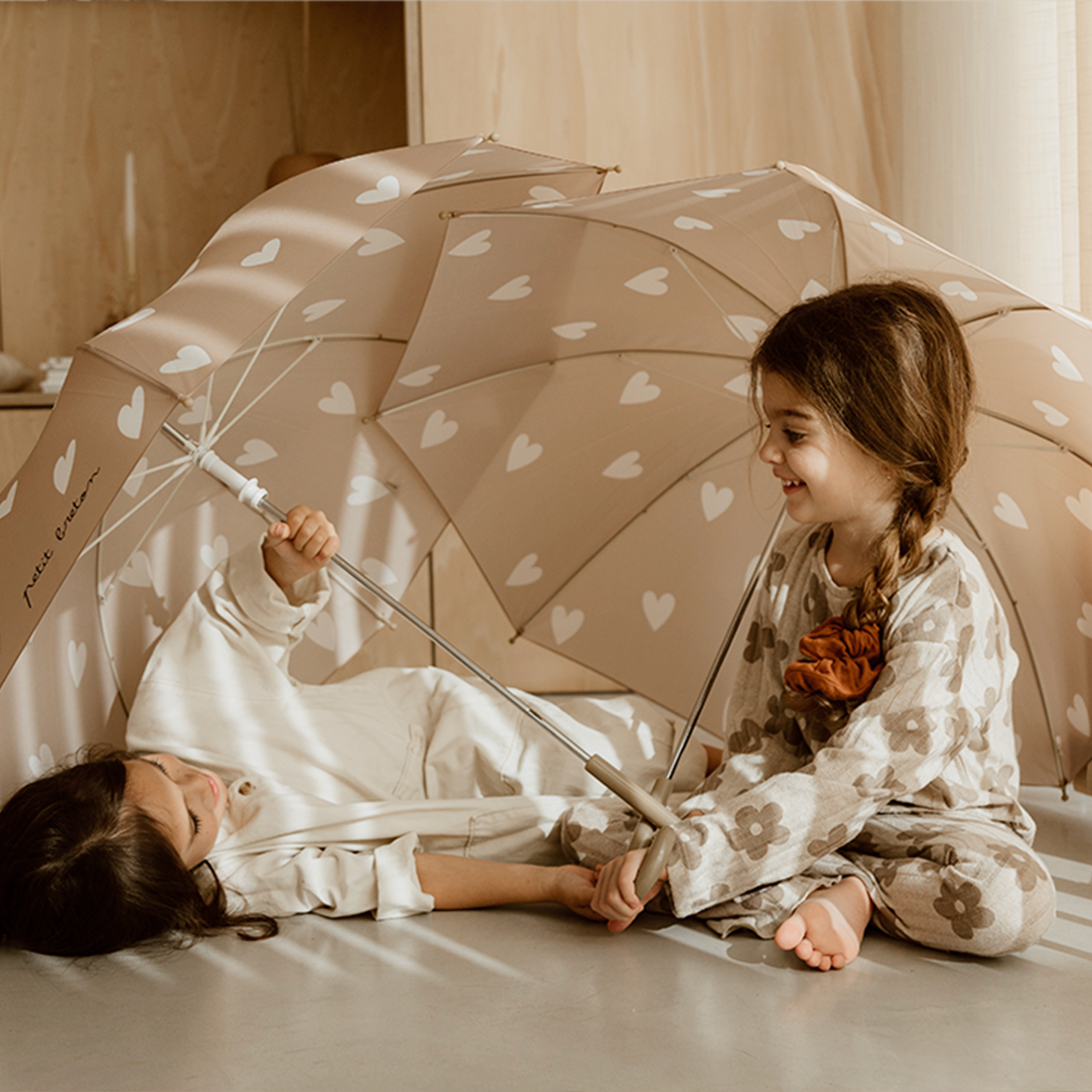 Parapluie beige à coeurs