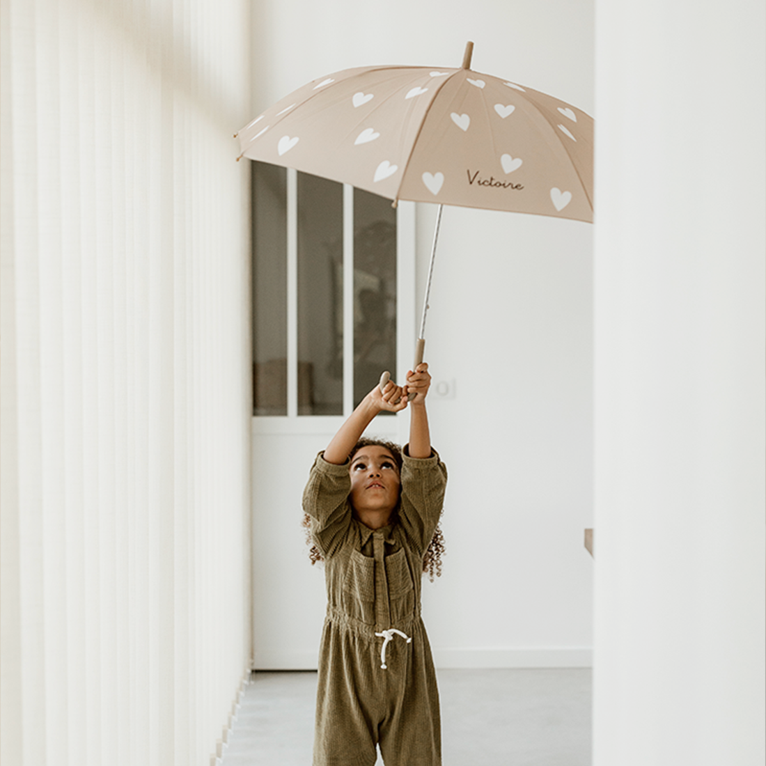 Parapluie beige à coeurs