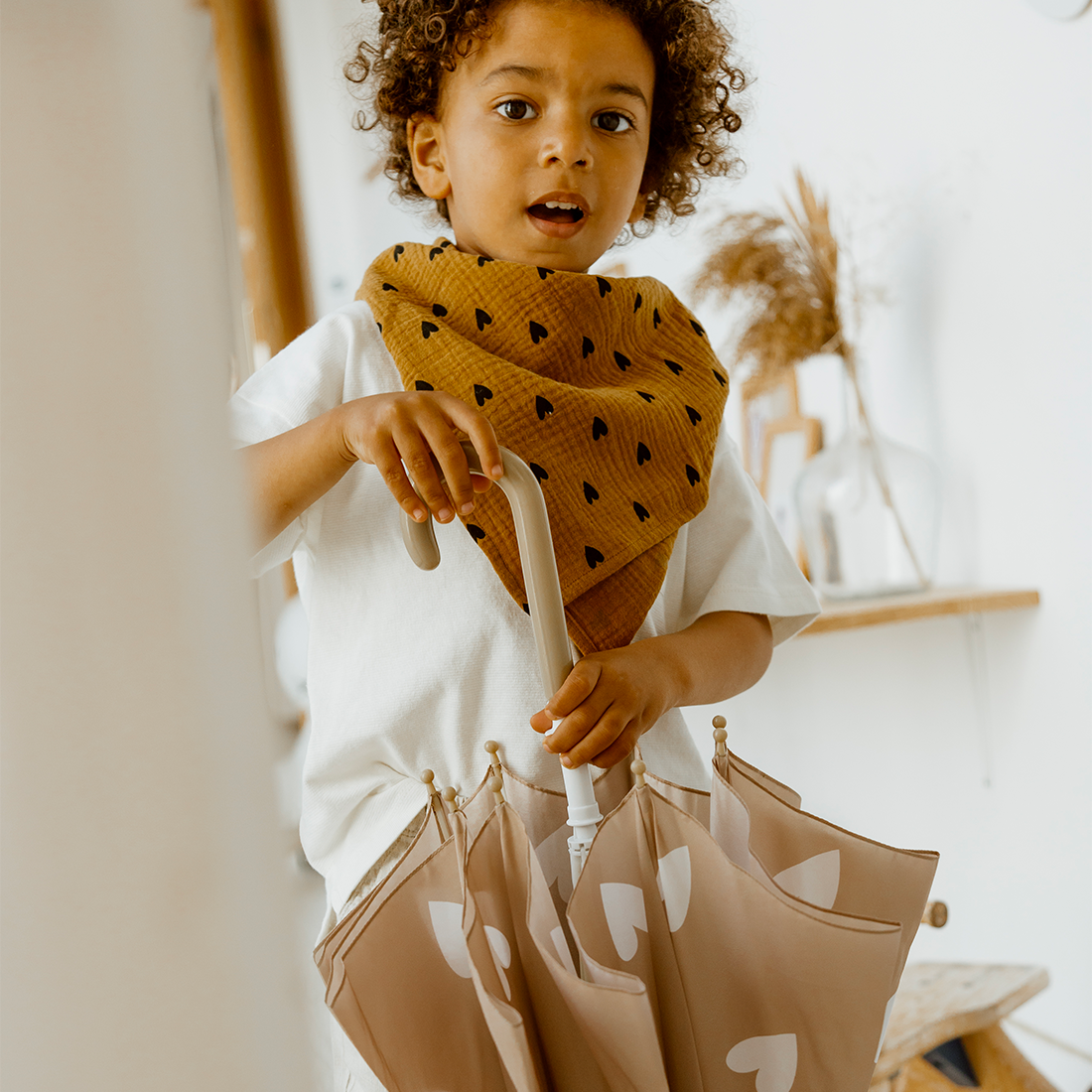 Parapluie beige à coeurs